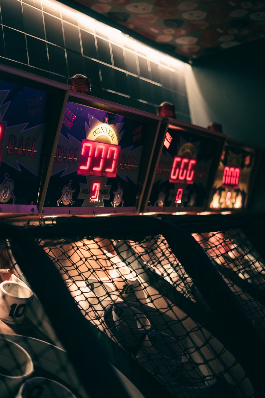 Ambiance de salle d'arcade sombre